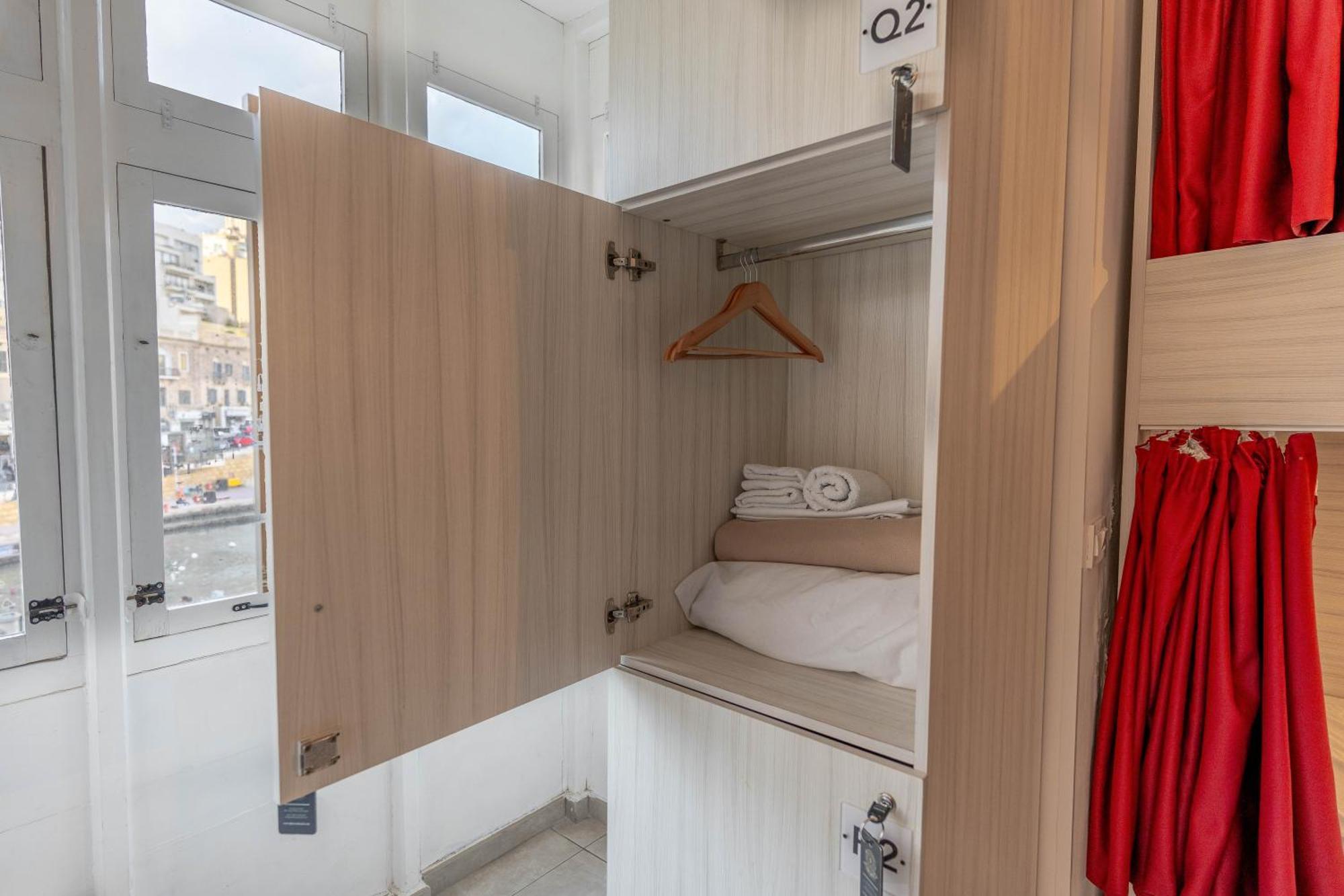 The Rose Hostel Saint Julian's Bagian luar foto
